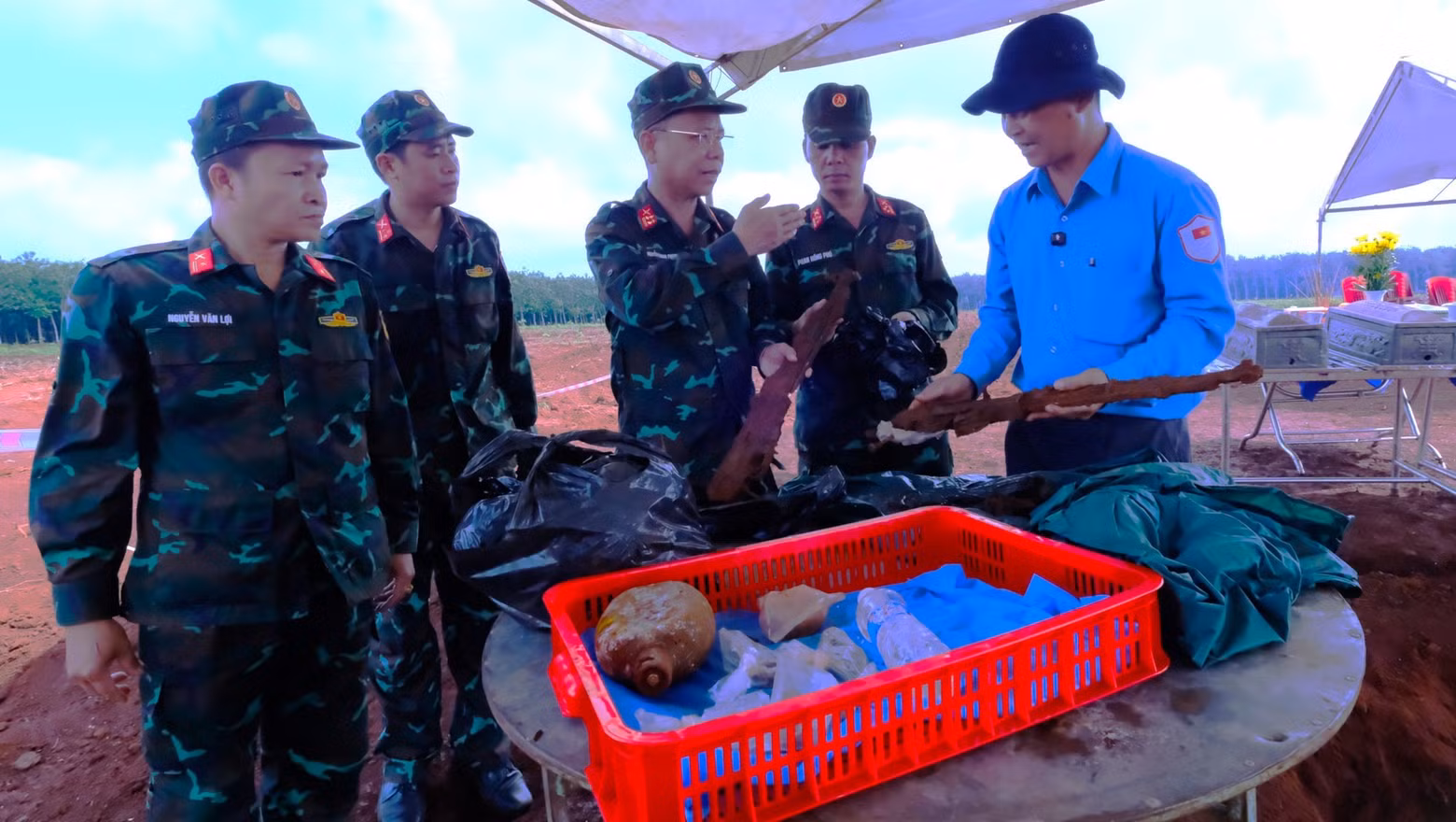 Selon le colonel Nguyen Thanh Phong, commissaire politique du Commandement militaire de la ville de Dong Nai, chaque intervention doit être guidée par un esprit de reconnaissance et un sens élevé des responsabilités afin de préserver les dépouilles et les effets personnels, mais aussi de prélever les échantillons nécessaires à l'identification des martyrs grâce aux analyses scientifiques. Photo : NDEL
