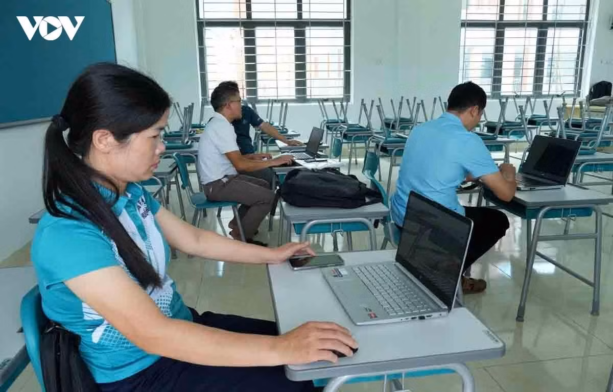 Les équipes pédagogiques, les équipes chargées de la vie scolaire et celles responsables de l’internat ont été constituées. Enseignants, personnels et cadres administratifs s’emploient désormais à achever les dernières tâches avant l’arrivée des élèves. Photo : VOV