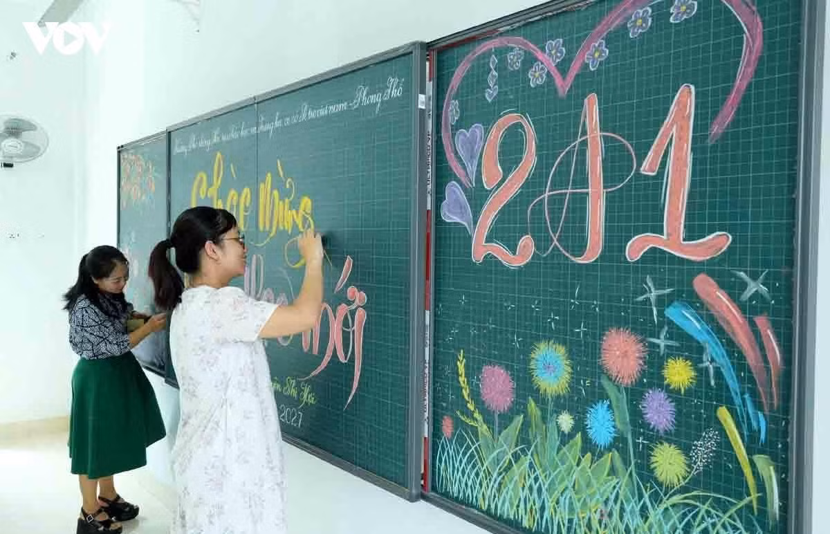 Ces jours-ci, les enseignants de l’école de Pa Tan sont déjà à pied d’œuvre dans le nouvel établissement. Certains nettoient les salles de classe, d’autres installent les tables et les chaises ou décorent les salles. Photo : VOV
