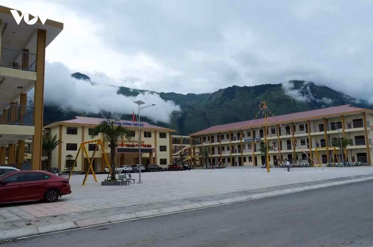 Construite sur une superficie de 7,47 hectares, l’école représente un investissement total de plus de 263 milliards de dongs. Ses infrastructures modernes et ses équipements complets offrent de meilleures conditions aux élèves, tout en facilitant le travail des enseignants qui exerceront dans ce nouvel établissement. Photo : VOV