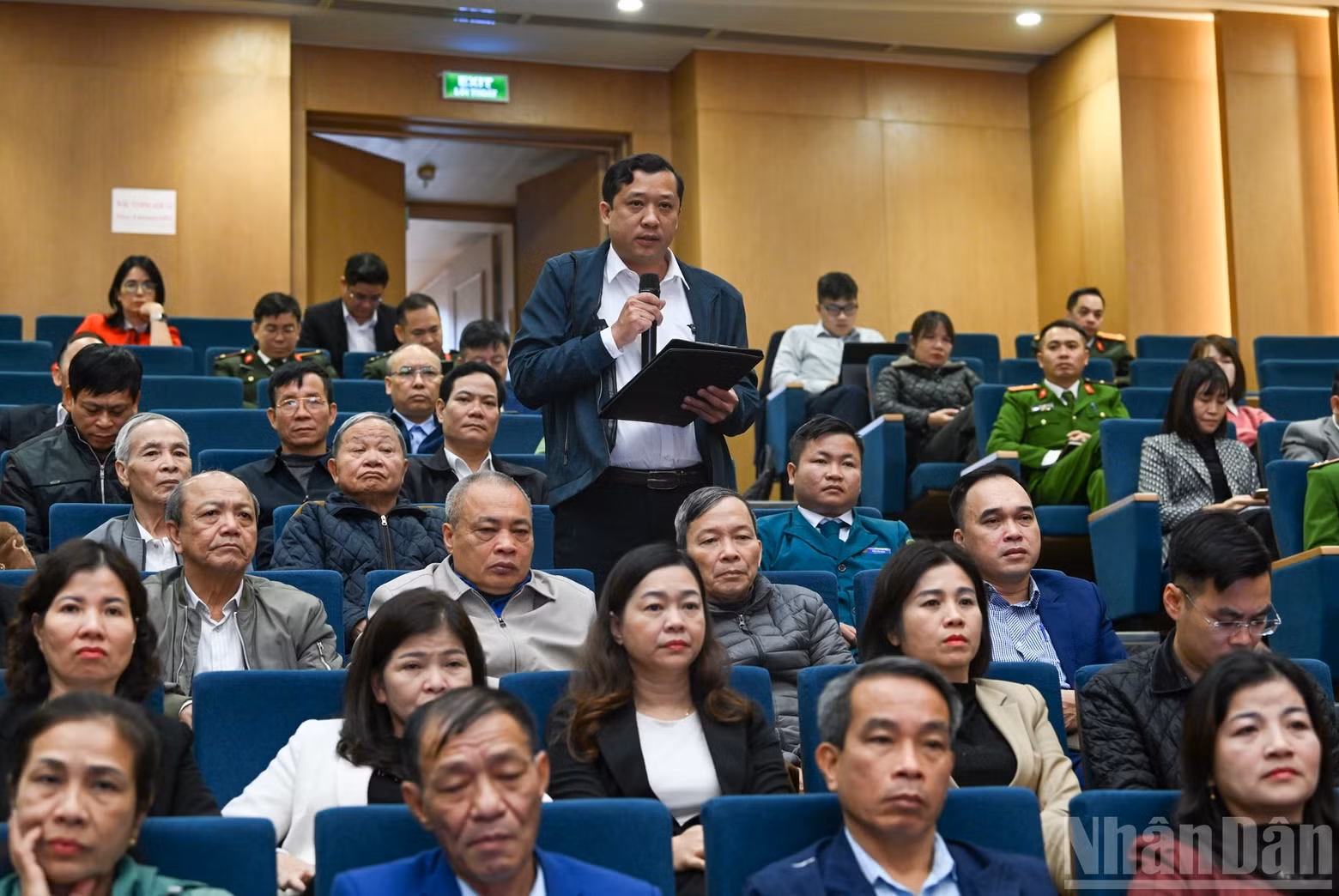 Luong Xuan Quynh, représentant des électeurs du quartier de Van Phu, prend la parole lors de la rencontre. Photo : Duy Linh/NDEL