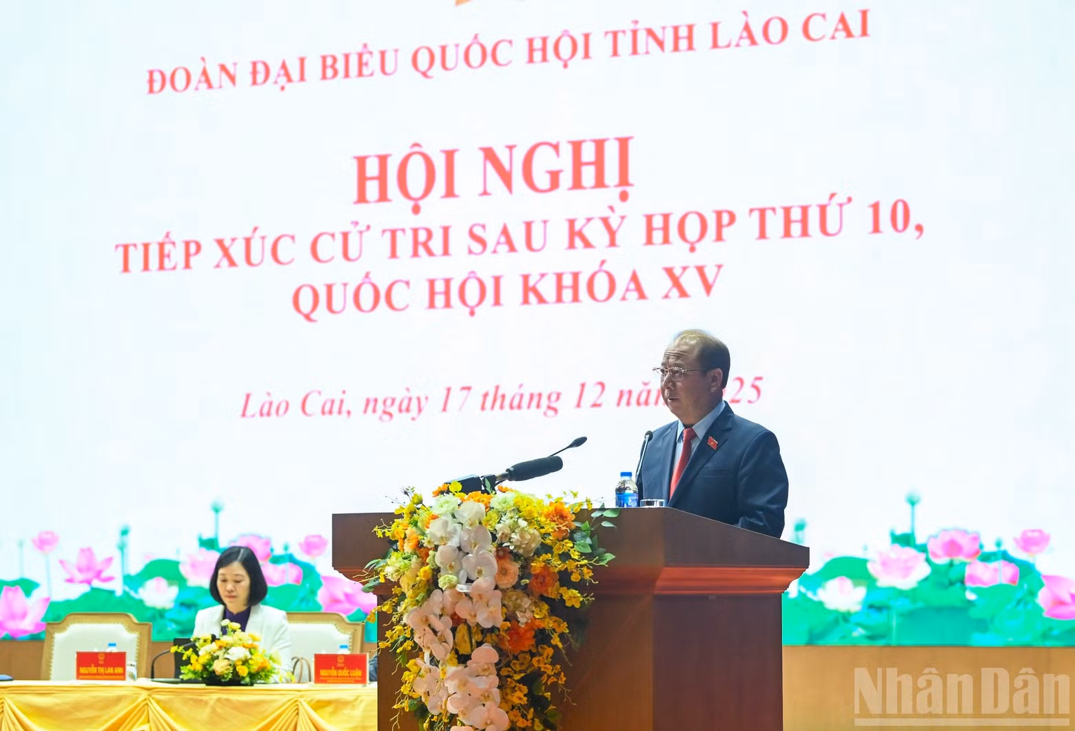Le chef adjoint de la délégation parlementaire de la province de Lao Cai, Sung A Lenh, présente son rapport sur les résultats de la 10e session de la XVe de l'Assemblée nationale. Photo : Duy Linh/NDEL