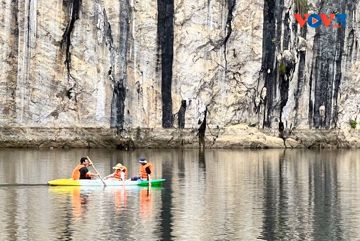 Des visiteurs font du kayak dans le lac de Ta Gia. Photo : VOV.