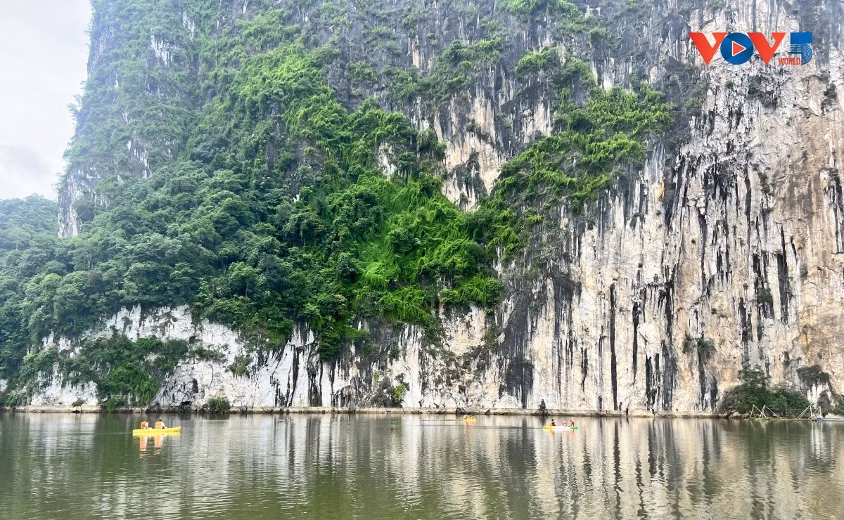 L’endroit se distingue par ses montagnes calcaires entourées d’eaux d’un bleu éclatant. Photo : VOV.