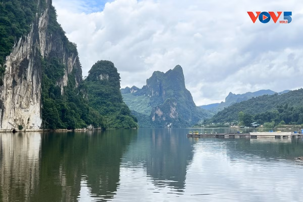 Situé sur le réservoir d’un barrage hydroélectrique, le lac de Ta Gia est souvent surnommé «Ha Long au cœur des montagnes du Nord-Ouest». Photo : VOV.