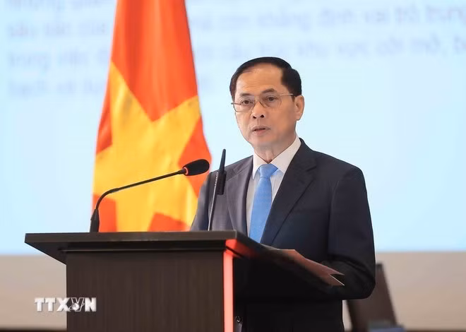 Le vice-Premier ministre et ministre des Affaires étrangères, Bui Thanh Son s'exprime lors de la réception en l'honneur du 30e anniversaire de l’adhésion du pays à l’Association des nations de l’Asie du Sud-Est (ASEAN) et le 58e anniversaire de la fondation du bloc régional. Photo: VNA