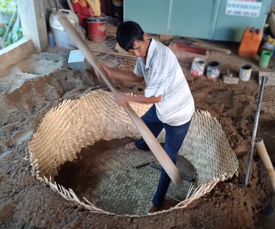 Truong Van Trung prépare les lamelles de bambou selon des méthodes artisanales. Photo : VNA.