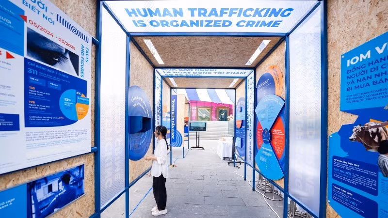 L'exposition photographique et interactive « Repérer les signes — Combattre le crime » a pour objectif de sensibiliser le public à la lutte contre la criminalité organisée, ainsi que de fournir aux gens les compétences nécessaires pour se protéger et protéger les autres face aux crimes. Photo : OIM