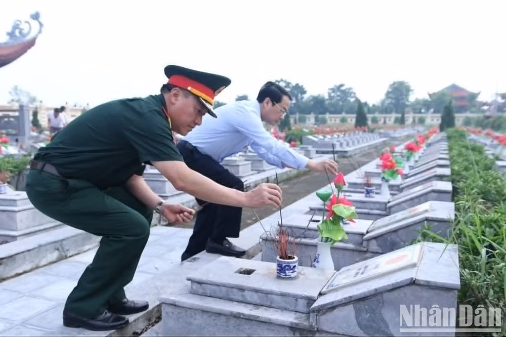 Le cimetière des martyrs de la commune de Dong Hung abrite le plus grand nombre de tombes non identifiées de la province (537 tombes). Photo : NDEL
