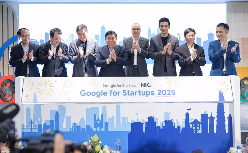 Suite au succès de l'initiative "Façonner l'avenir de l'IA" lancée en 2024, Google et le NIC ont annoncé le 18 juin, à Hanoï, l'expansion de leur partenariat à travers deux nouveaux programmes de formation dans le cadre de l'écosystème Google for Startups et le lancement de la version vietnamienne du cours Google AI Essentials. Photoo : VNA.