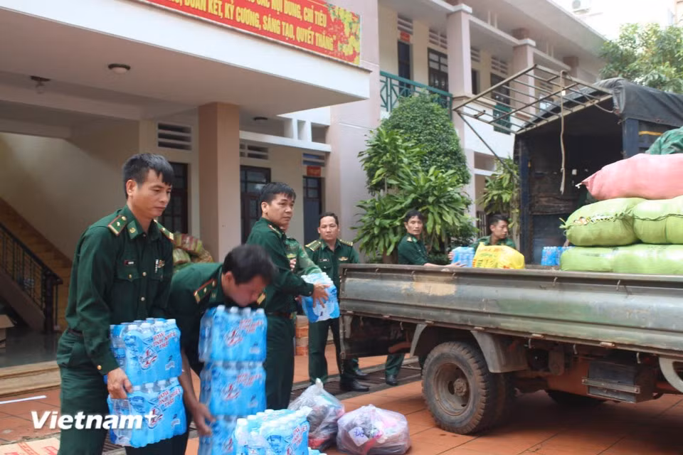 Dans les quartiers de Xuan Dai et Song Cau, les gardes-frontières de Xuan Dai ont remis 300 colis de secours aux habitants des zones inondées. En particulier, elles ont mis en œuvre le système de distribution d’eau potable, fournissant 150 bidons d’eau aux ménages qui en étaient privés. Photo : VNA