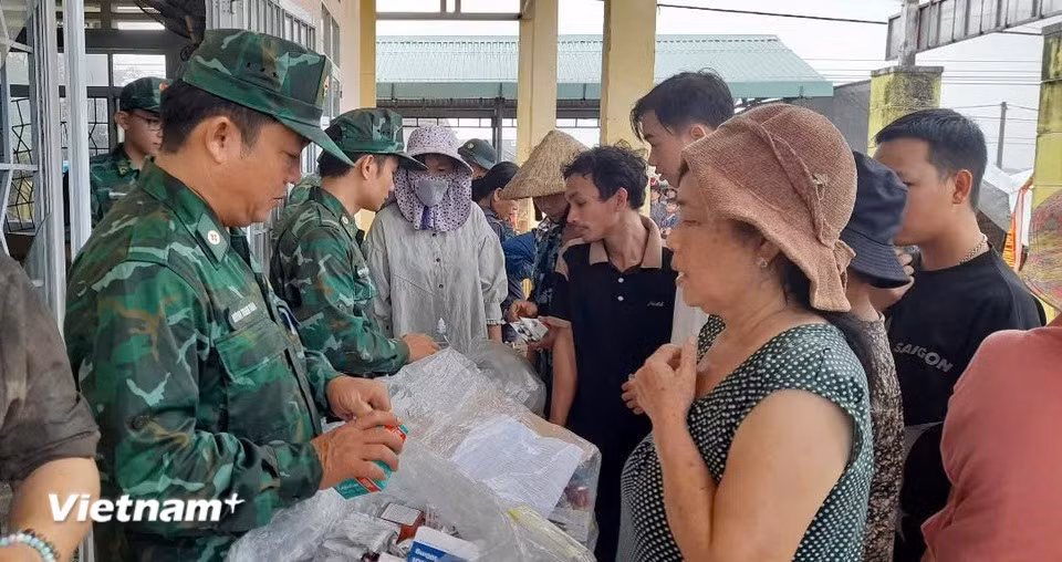 Dans la commune de Hoa Xuan, le poste de garde-frontière de Vung Ro s’est coordonné avec les autorités locales pour distribuer des médicaments, des biens essentiels et offrir des consultations médicales gratuites à plus de 150 habitants. Photo : VNA