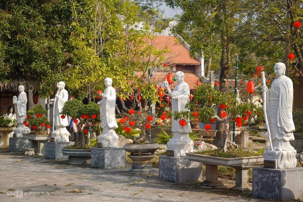 L'ensemble du complexe abrite en outre de nombreuses statues en pierre représentant le Bouddha, des bodhisattvas et des arhats, disposées le long des allées qui traversent le site. Photo : Hoang Giang