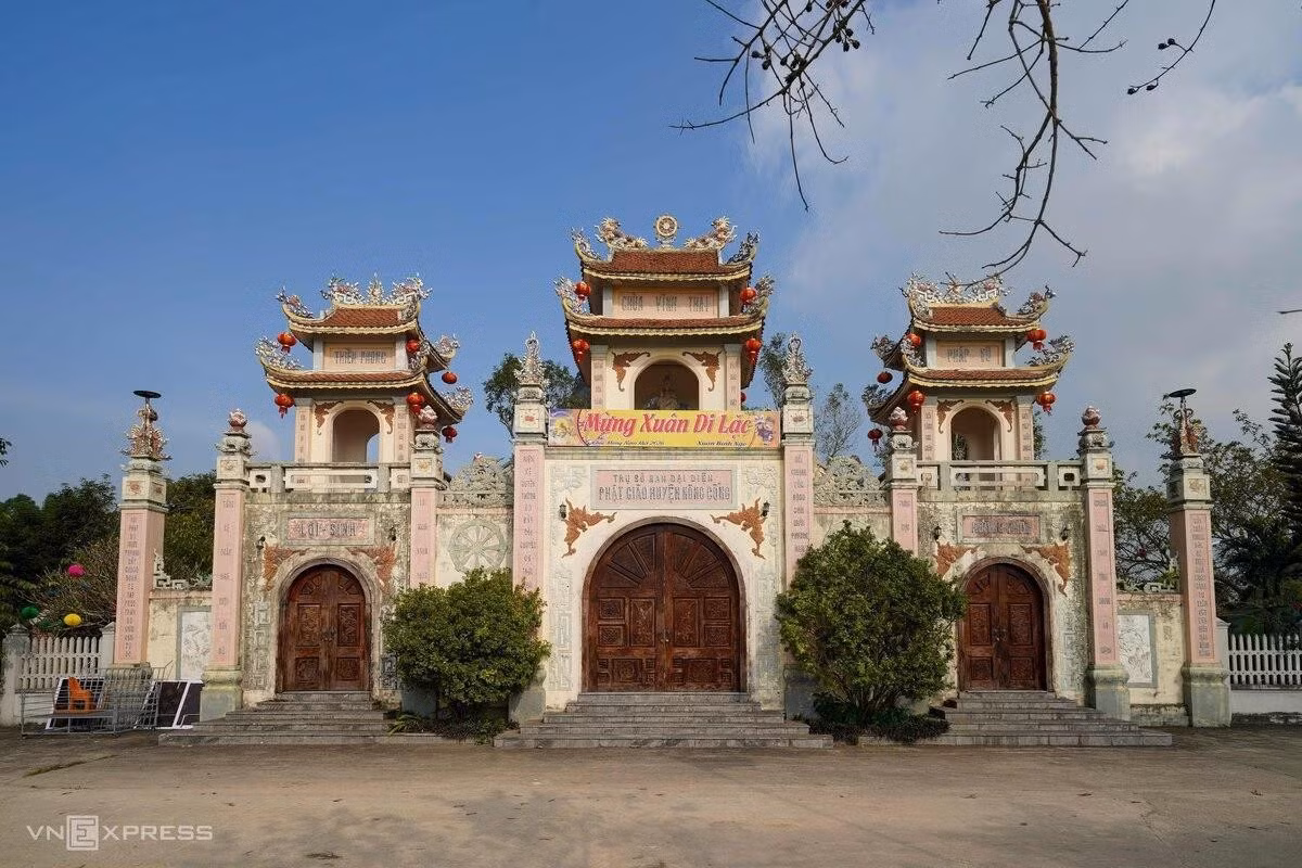 La pagode Vinh Thai se situe à environ 20 km du centre-ville de Thanh Hoa. Les visiteurs peuvent emprunter la route nationale 45 en direction de Nong Cong, puis bifurquer sur la route provinciale menant à la commune de Trung Chinh. Le sanctuaire est facilement accessible en quelques minutes et peut accueillir sans difficulté des autocars de 16 à 45 places. Outre les transports privés, les voyageurs peuvent également rejoindre Thanh Hoa en train ou en autocar, puis louer un taxi ou une moto pour se rendre à la pagode. Photo : Hoang Giang