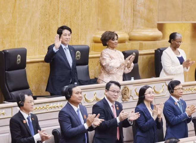 Le président Luong Cuong (saluant de la main) lors de la séance plénière de l’Assemblée nationale angolaise, le 7 août. Photo : VNA