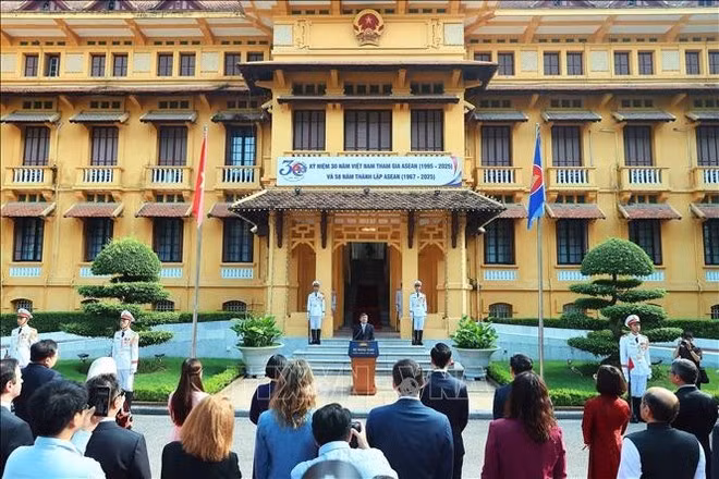 Le vice-ministre permanent des Affaires étrangères, Nguyên Minh Vu, prend la parole. Photo: VNA