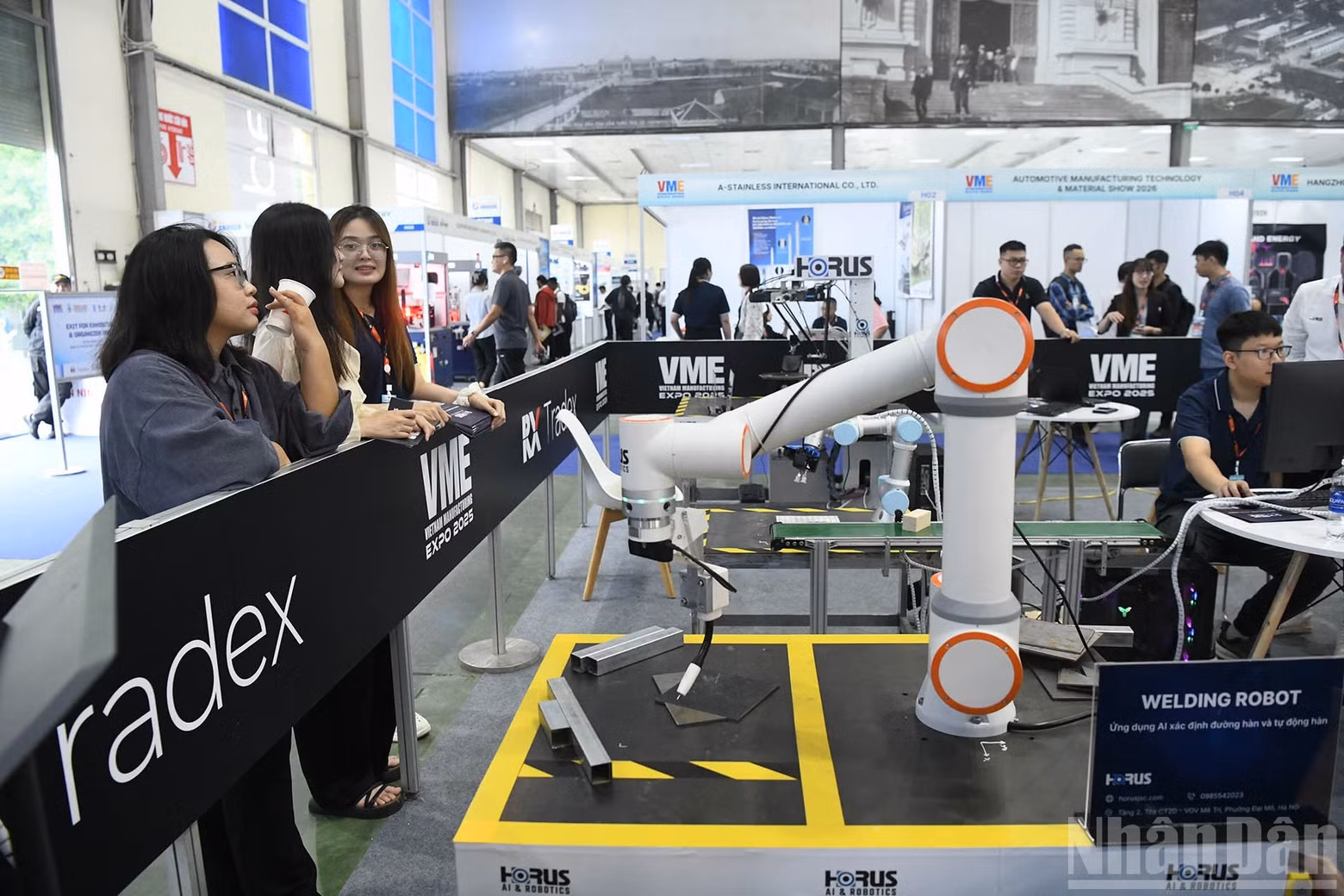 Dans le cadre des expositions SIE 2025 et VME 2025, les visiteurs peuvent se renseigner sur les solutions destinées à construire des usines intelligentes, les technologies de pointe, ainsi que le développement des robots industriels, de l'IA appliquée et de nouvelles technologies d'économie d'énergie. Photo : NDEL.