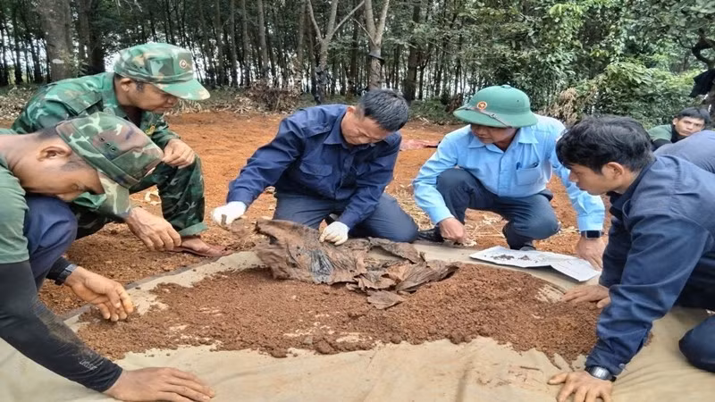 Les cadres et soldats de l’équipe K52 du Commandement militaire provincial de Gia Lai retrouvent et rassemblent les restes d’un quatrième martyr dans la commune de Ia Dom. Photo : Huy Bac/NDEL