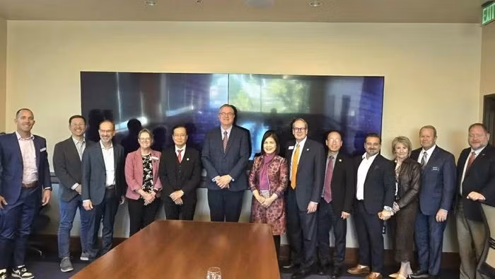 Le consul général Hoang Anh Tuan rencontre le président de l'Université d'État de Boise (BSU), le Dr David W. Hahn (6e à gauche), ainsi que des représentants de la BSU et de la ville de Boise, le 16 octobre. Photo : Consulat général du Vietnam à San Francisco