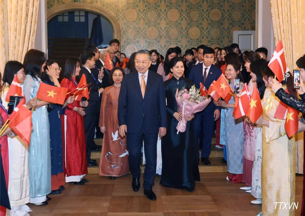 Le SG du PCV et président de la République, To Lam, et son épouse Ngo Phuong Ly lors de la rencontre avec le personnel de l’ambassade du Vietnam ainsi que les représentants de la communauté vietnamienne au Danemark, en Islande et dans le Sud de la Suède, le 20 octobre à Copenhague. Photo : VNA