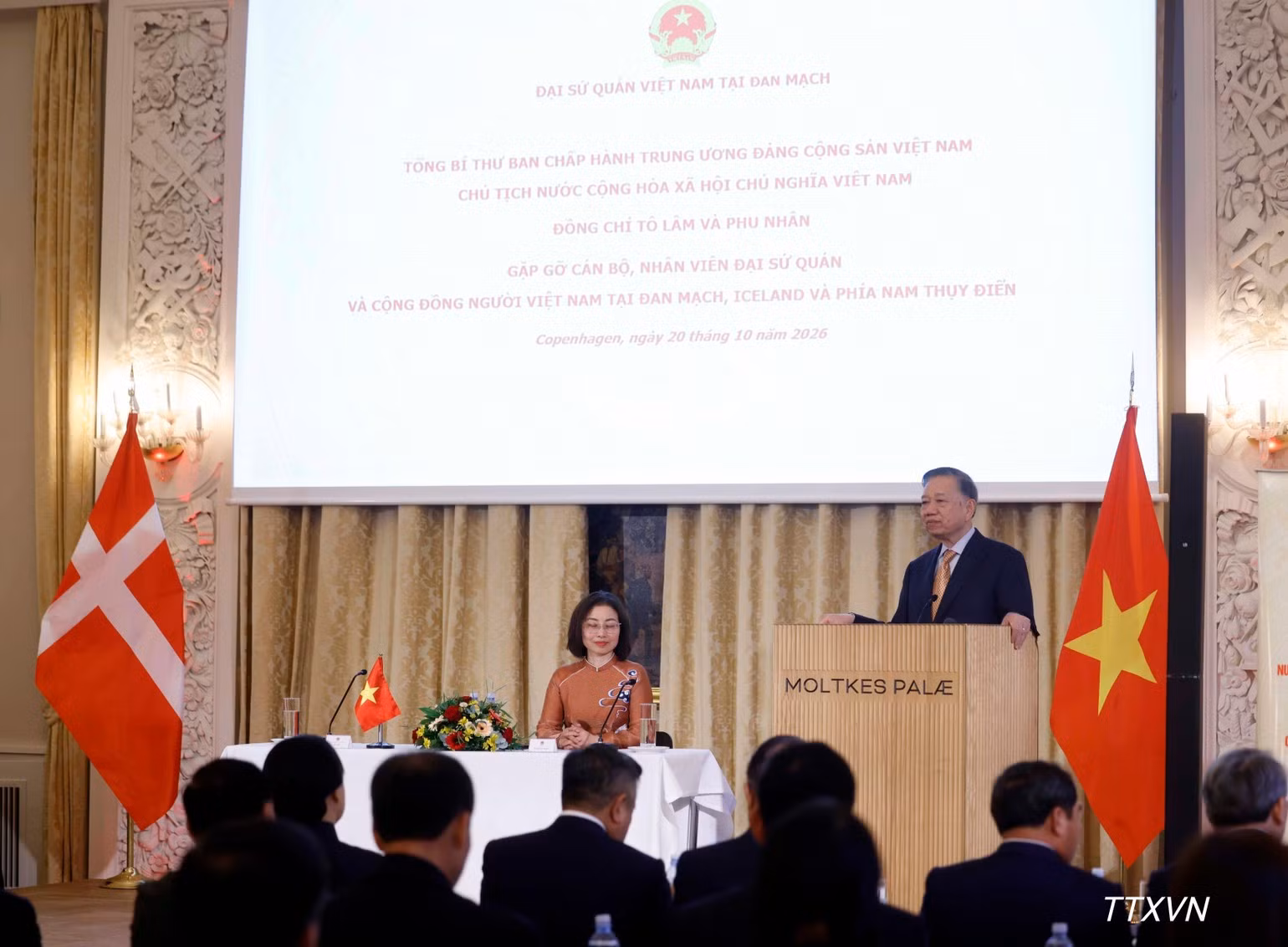 Le SG du PCV et président de la République, To Lam, a souligné que le Parti et l’État avaient besoin de la contribution des Vietnamiens de l’étranger au développement national. Il a rappelé que la Résolution n° 23-NQ/TW du Bureau politique reconnaissait ces derniers comme une ressource stratégique importante pour renforcer la puissance globale du pays. Photo : VNA