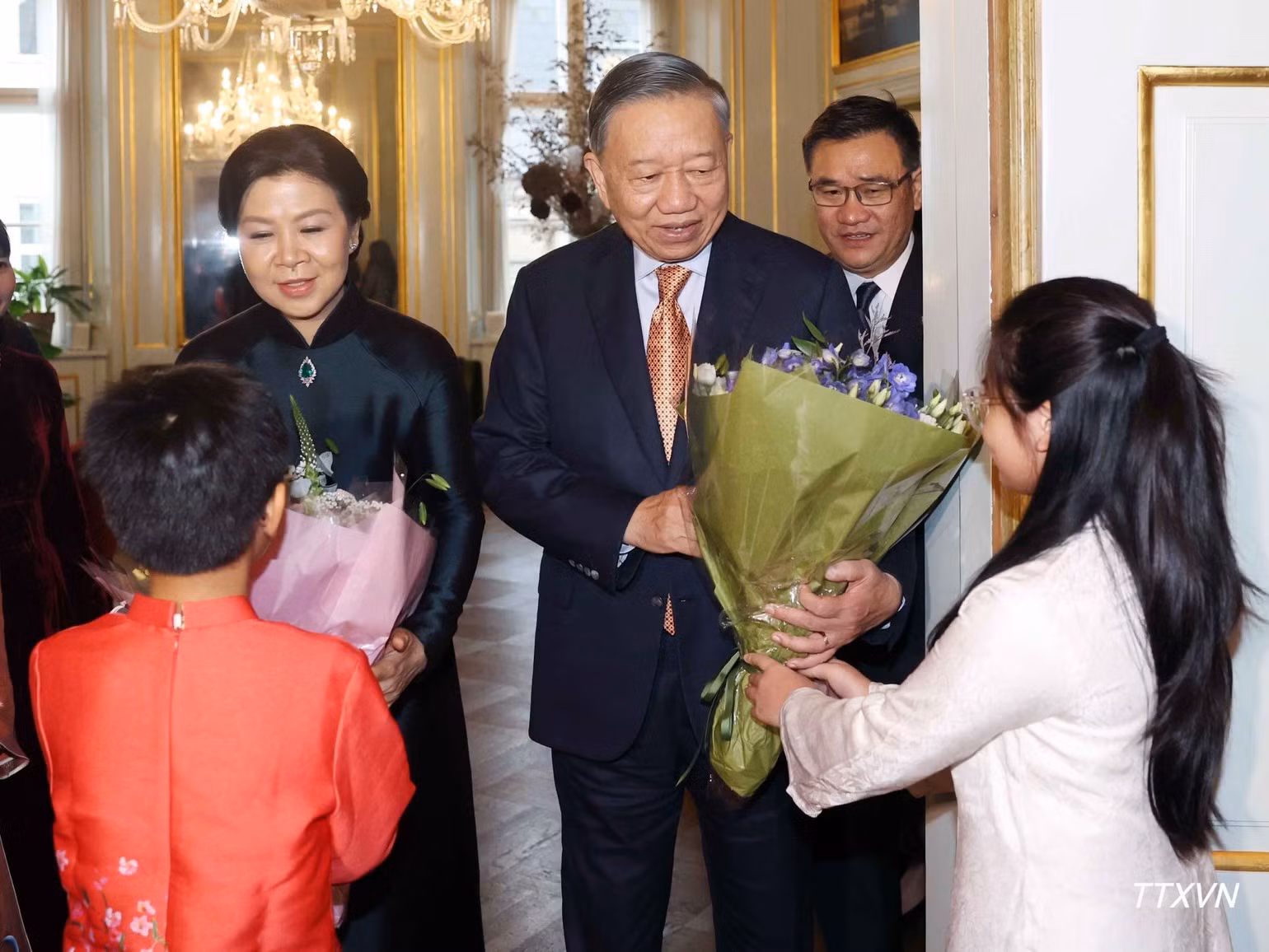 Le SG du PCV et président de la République, To Lam, et son épouse Ngo Phuong Ly sont chaleurement accueillis par les représentants de la communauté vietnamienne au Danemark, en Islande et dans le Sud de la Suède. Photo : VNA