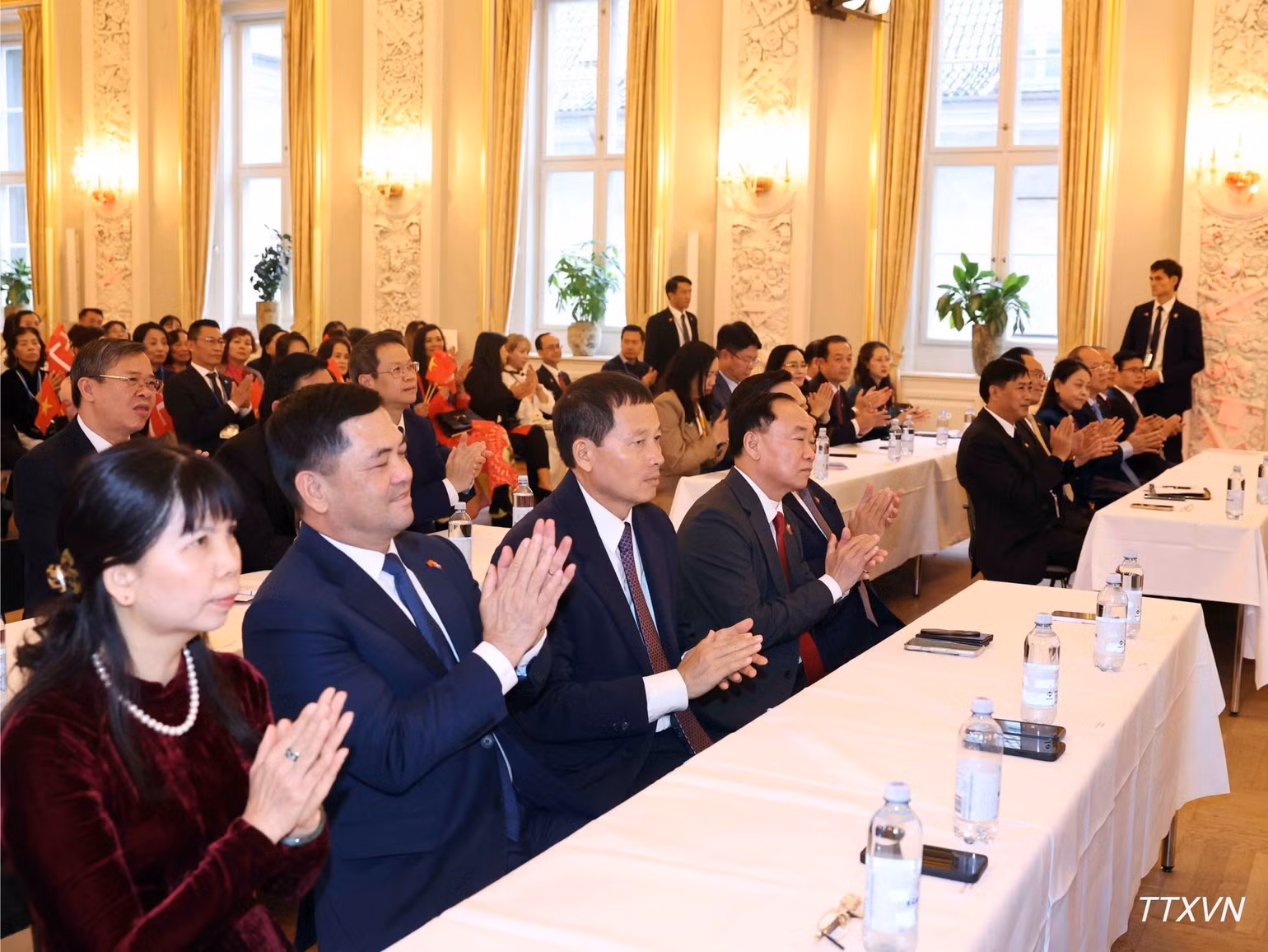 Saluant les efforts du personnel de l’ambassade du Vietnam au Danemark, le SG du PCV et président de la République, To Lam, l’a appelé à faire preuve de davantage d’initiative et de créativité pour promouvoir les relations bilatérales, renforcer la protection consulaire et le soutien à la communauté vietnamienne, tout en continuant de jouer son rôle de trait d’union entre les Vietnamiens de l’étranger et leur pays d’origine. Photo : VNA