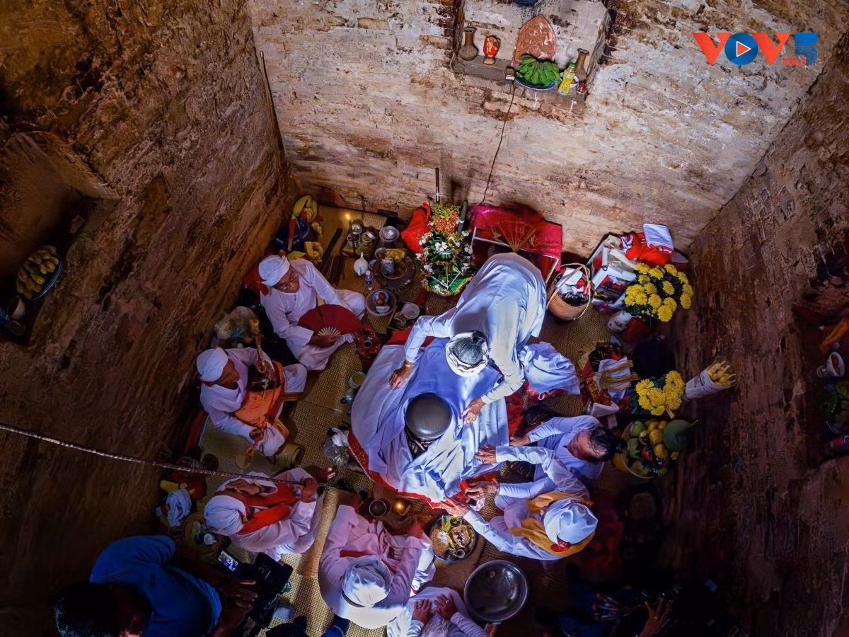 Le rituel de purification de l’autel Linga-Yoni à l’intérieur de la tour principale. Photo: Nguyên Tiên/sggp.org.vn
