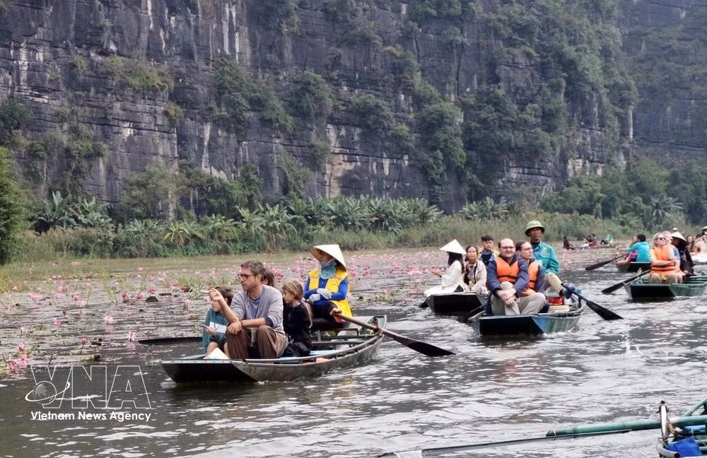 Des touristes internationaux découvrent les sites emblématiques du Vietnam. Photo : VNA