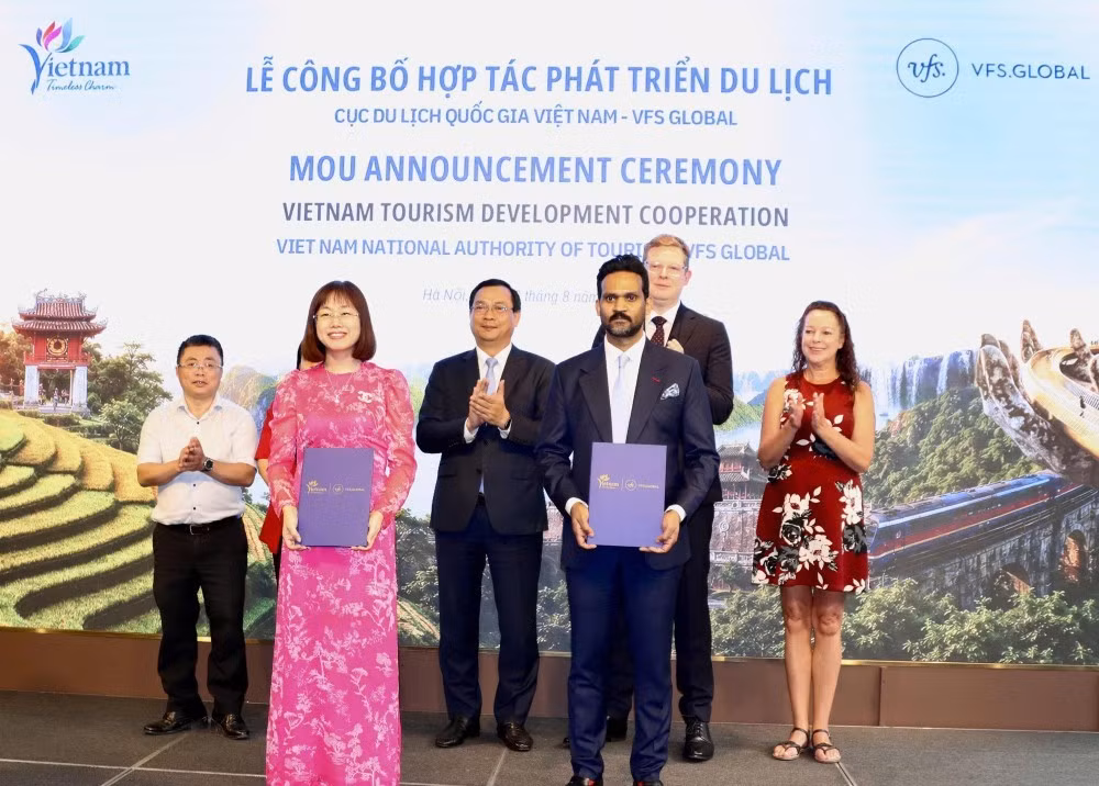 Des représentants de l'Administration nationale du tourisme du Vietnam et de VFS Global signent le protocole d'accord sur le développement du tourisme. Photo : bvhttdl.gov.vn
