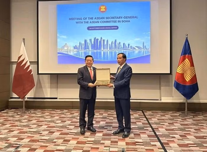 L’ambassadeur vietnamien Nguyen Huy Hiep, président de l’ACD (à droite), remet un cadeau au secrétaire général de l’ASEAN, Kao Kim Hourn. Photo : Ambassade du Vietnam au Qatar.