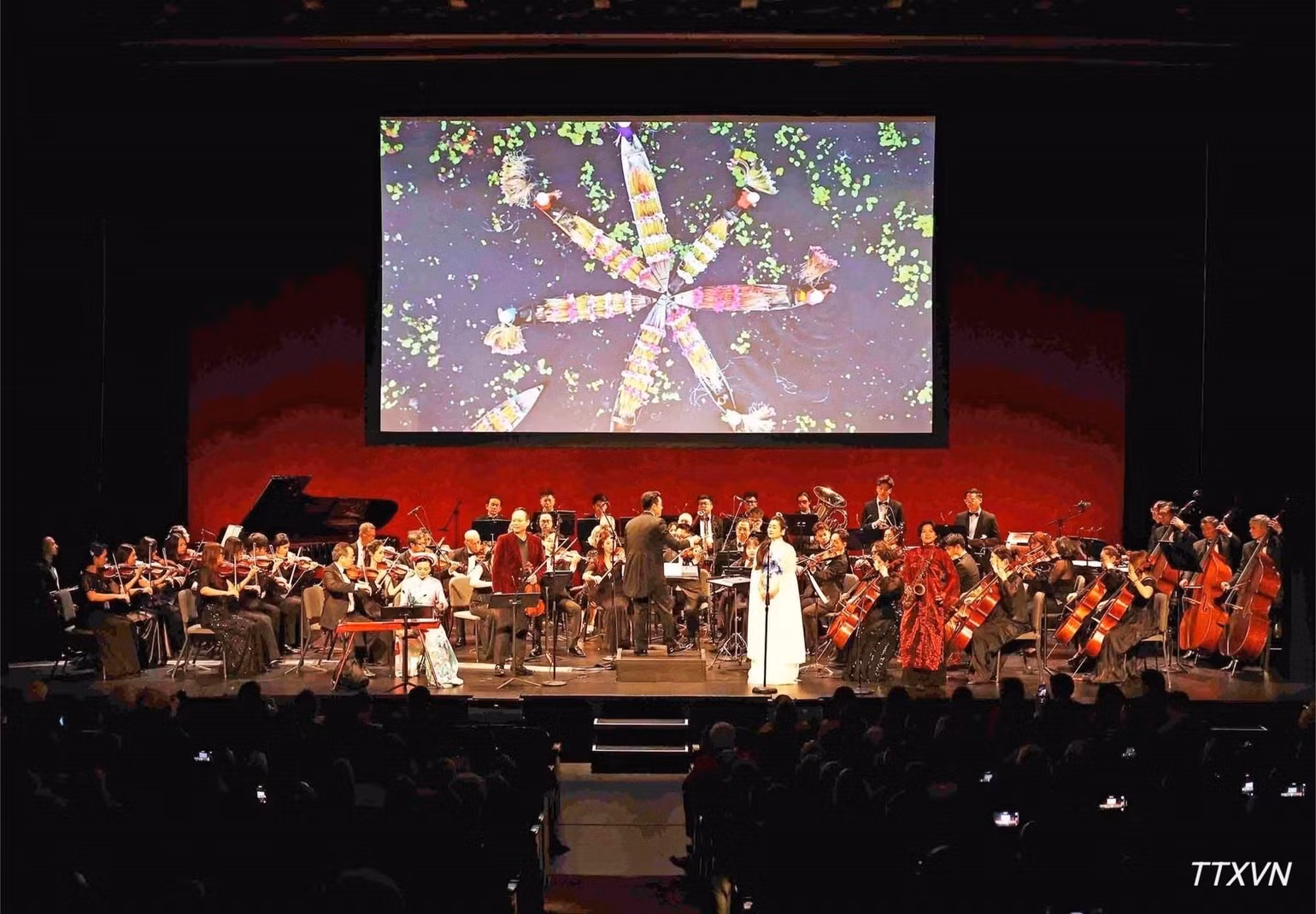 Lors du programme « Vietnam : voyage à travers la Patrie par le cinéma et la musique ». Photo : VNA