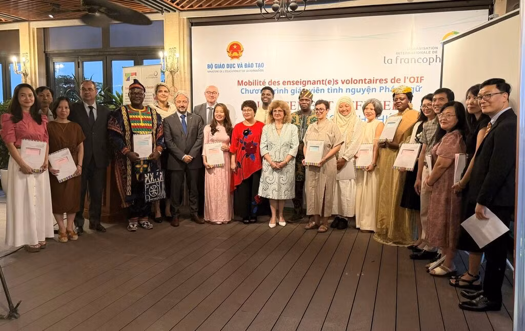 Photo de famille des invités à la cérémonie. Photo : CVN