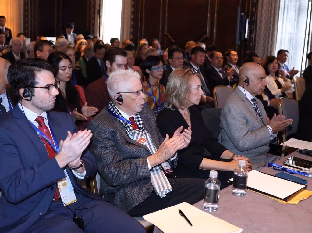 Délégués assistant à la rencontre entre le SG du PCV et président To Lam et ses amis américains. Photo : VNA