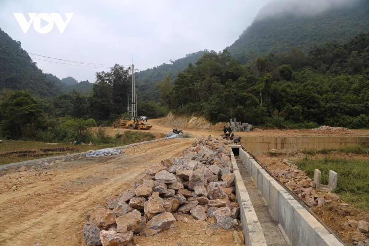 Dans les années à venir, Cao Bang poursuivra une planification intégrée et durable pour la période 2025 – 2030, en mobilisant les ressources publiques, les entreprises et les habitants pour étendre le réseau routier jusqu’aux hameaux les plus reculés. Photo : VOV