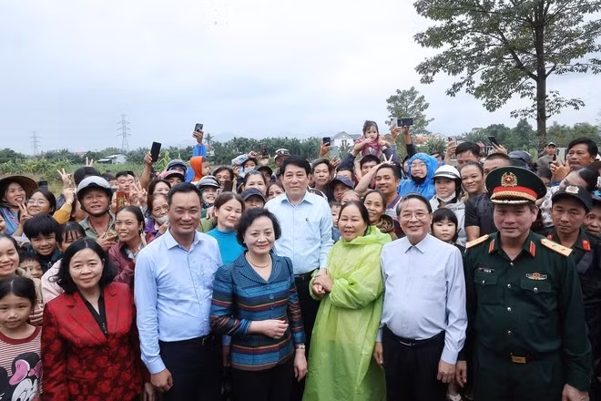 Le président Luong Cuong et des habitants de Go Noi. Photo: VNA