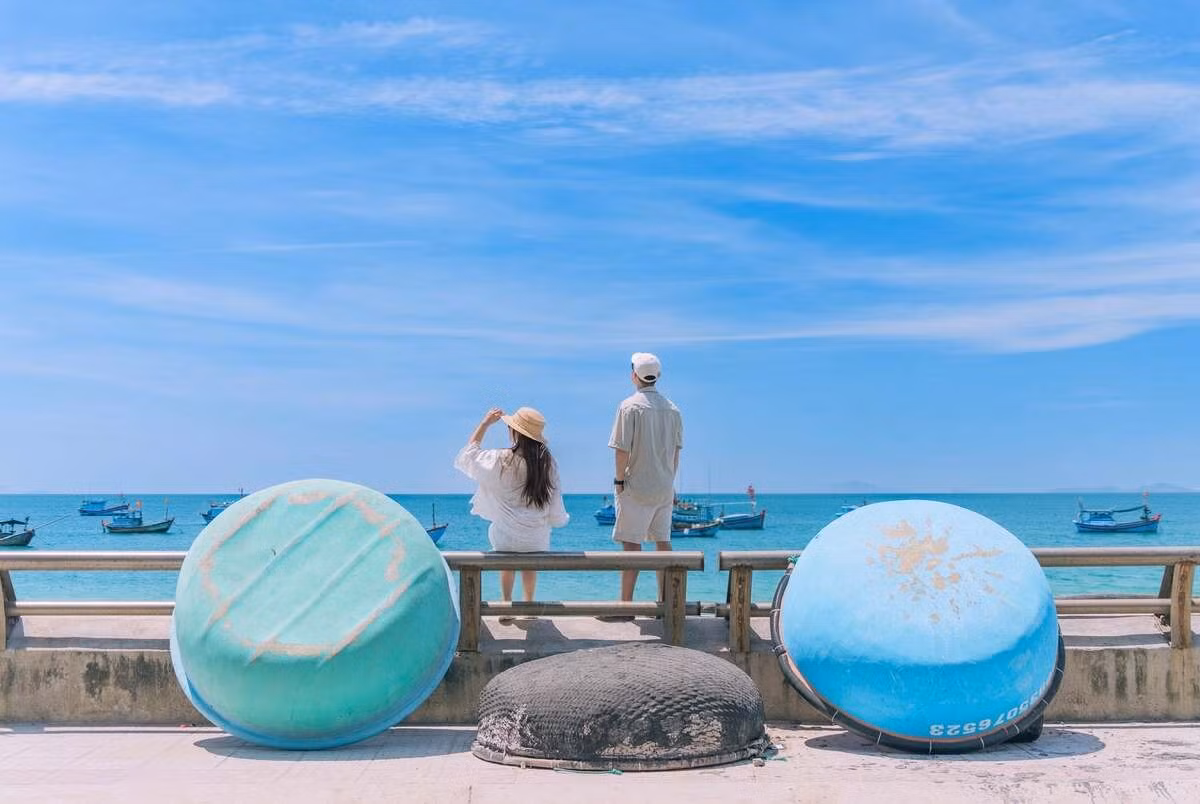 Après la baignade, les visiteurs peuvent se promener sur le sable blanc et fin, sous les filaos, sous l'ombre des cocotiers dans un espace paisible, au milieu de la mer, pour écouter le murmure des vagues de la mer caressant la terre, le bruissement des feuilles des cocotiers... Relaxez - vous pour profiter de chaque moment de la vie idyllique à la plage Doc Let. Photo: Hong Nhat/vnexpress.