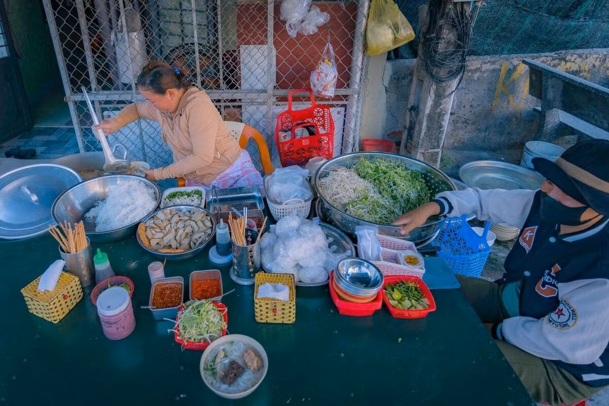 Un séjour à Doc Let serait incomplet sans goûter aux délicieuses spécialités locales. La région est réputée pour ses fruits de mer frais et ses plats régionaux uniques, reflets de la culture côtière. Des plats à ne pas manquer lors de votre visite : « bun ca » (nouilles au poisson), « bánh canh » (nouilles de tapioca), ou encore « nỵm nương » (rouleaux de printemps au porc grillé),... Photo: Hong Nhat/vnexpress.