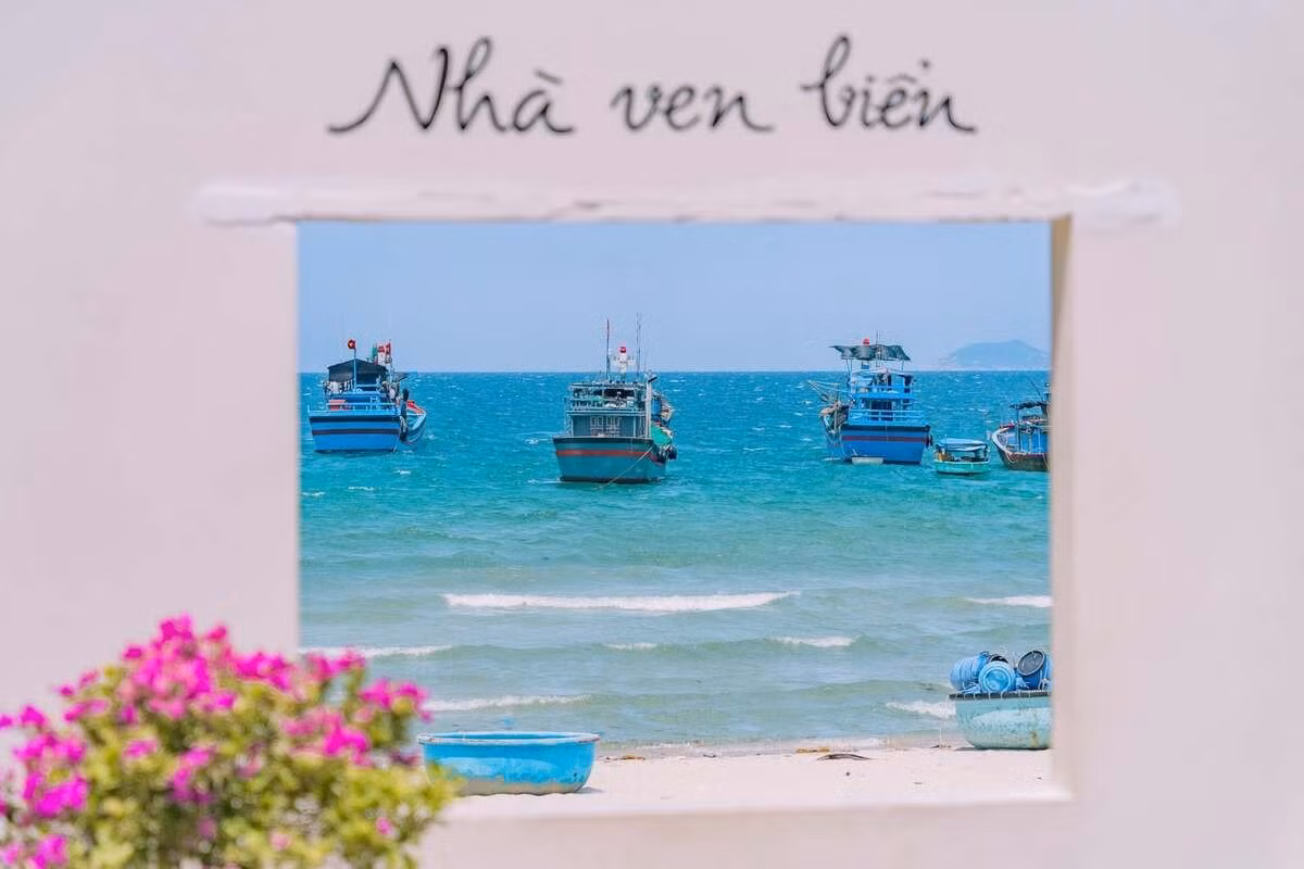 La plage de Doc Let est l’endroit parfait pour se relaxer sur le sable fin et profiter des eaux calmes. Cette plage s’étend sur plusieurs kilomètres, offrant un cadre idyllique pour se prélasser au soleil ou se baigner dans des eaux peu profondes. Les palmiers bordent le rivage, créant une atmosphère paisible, idéale pour lire un livre ou savourer un cocktail frais dans l’un des bars de plage. Photo: Hong Nhat/vnexpress.