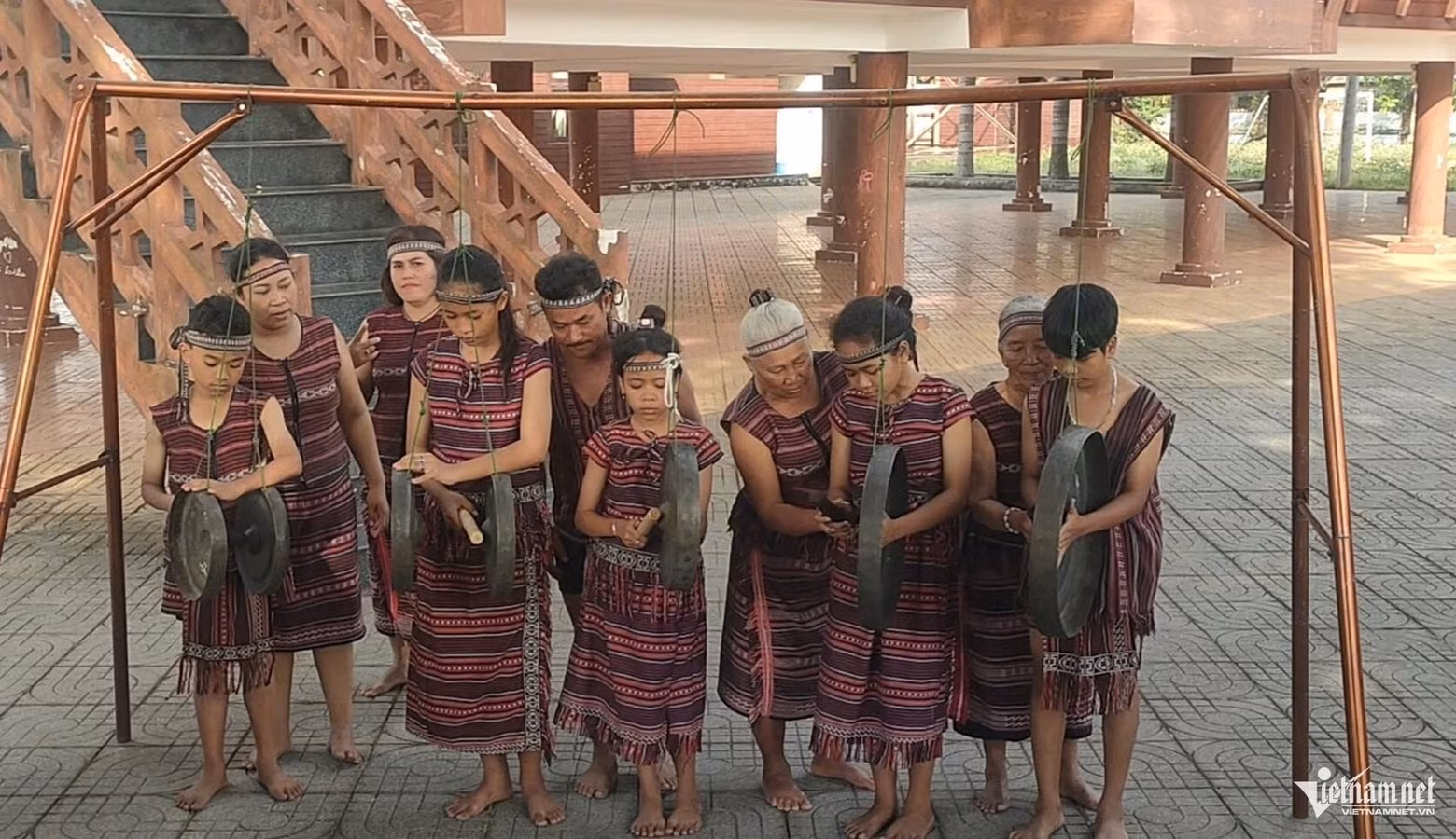 Outre les fêtes traditionnelles, la maison de la culture ethnique de Bau Chinh est également un lieu d’organisation régulière des cours de formation à la pratique des gongs, des instruments traditionnels, ou encore des danses folkloriques pour les jeunes. Photo : vietnamnet.vn