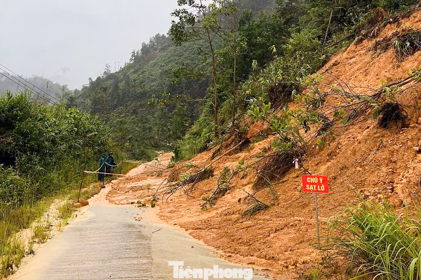 Les autorités locales ont installé des panneaux d'avertissement dans la zone du glissement de terrain. Photo : tienphong.vn