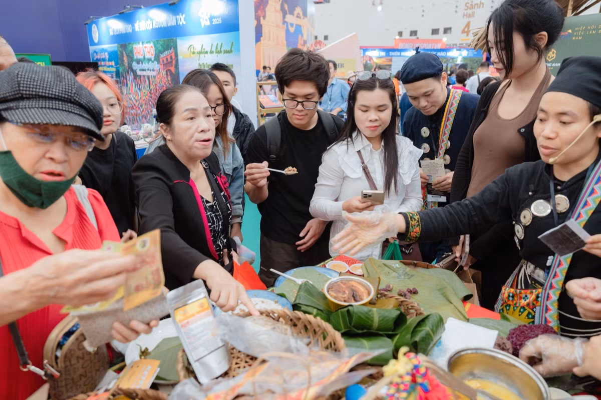 L'espace gastronomique est un pôle d’attraction majeur. Les visiteurs ont non seulement l'occasion de déguster des spécialités typiques de différentes régions du Vietnam, mais également de découvrir la richesse culturelle et les traditions locales associées à ces plats. Photo : vnexpress.net