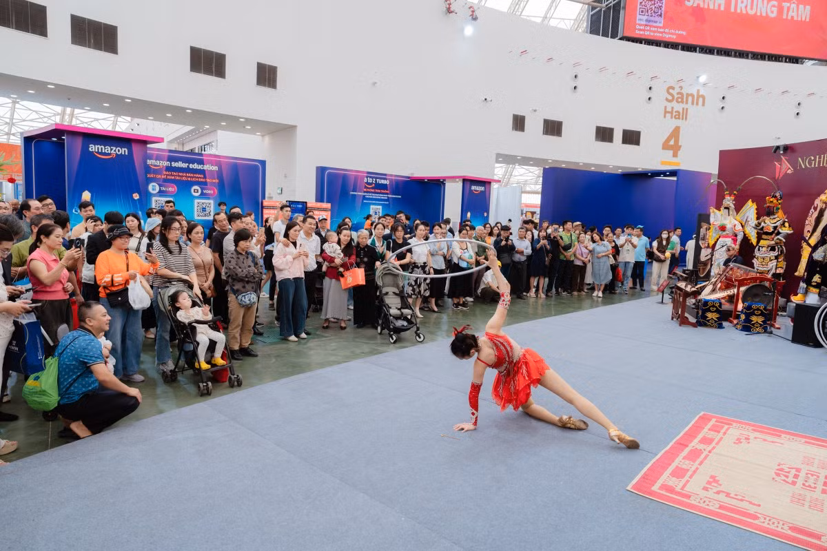 Outre les achats dans les différents stands, le public a l'occasion de profiter de nombreuses animations culturelles et artistiques : arts martiaux, cirque, magie, concerts et spectacles de danse. Photo : vnexpress.net