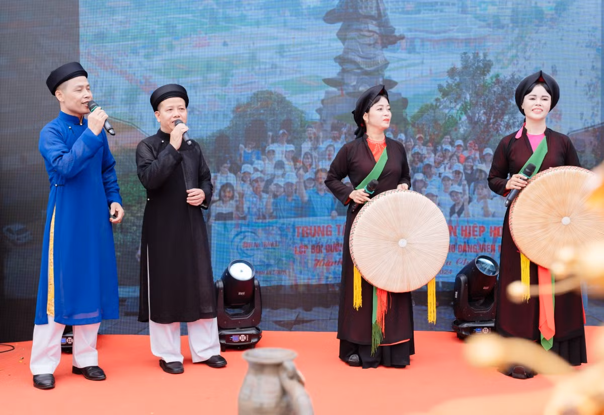 Dans l'espace du spectacle, les activités sont organisées tout au long de la journée, du matin jusqu’au soir, combinant sport, divertissement, culture, art et promotion commerciale. Elles offrent aux visiteurs une expérience riche et diversifiée. Photo : vnexpress.net
