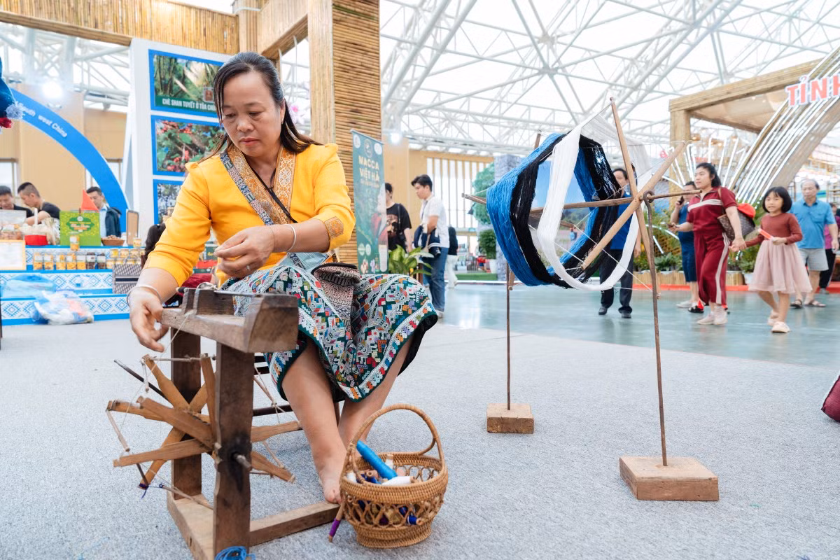 L'un des lieux les plus visités est la zone « Quintessence de l'automne de Hanoï », où une trentaine d’artisans présentent leurs métiers traditionnels : bois, poterie, rotin, bambou, broderie et sculpture… Une vitrine vivante du savoir-faire et de la créativité des Hanoïens. Photo : vnexpress.net