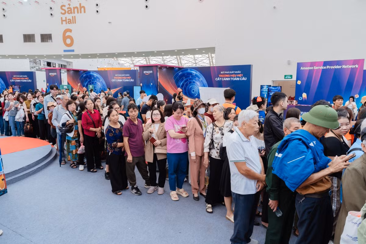 Parmi les activités attirant le plus grand nombre de visiteurs figure la projection gratuite de deux films vietnamiens à succès, « Pluie rouge » (Mưa đỏ) et « Combat mortel dans le ciel » (Tử chiến trên không), pour lesquels de longues files d’attente sont formées afin d’obtenir des billets. Photo : vnexpress.net