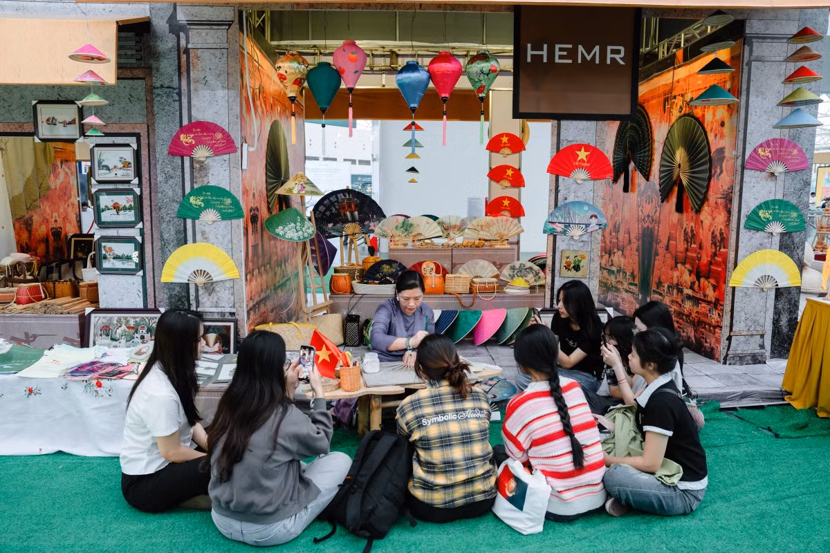 Les habitants et les touristes peuvent participer à une multitude d’activités variées, allant des spectacles de cirque et de démonstrations d’arts martiaux à la fabrication d’objets artisanaux ou encore aux expériences immersives en réalité virtuelle. Photo : vnexpress.net