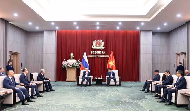 La rencontre entre le général Luong Tam Quang (droite) et Nikolaï Patrouchev, conseiller du président russe Vladimir Poutine et président du Conseil maritime de Russie. Photo : VNA.