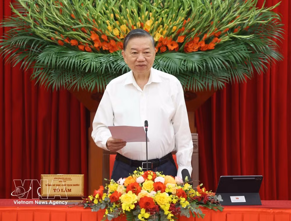 Le SG du PCV et président de la République, Tô Lâm, s'exprime lors de la séance de travail avec la Commission centrale des politiques et des stratégies, à Hanoi, le 1er octobre. Photo: VNA