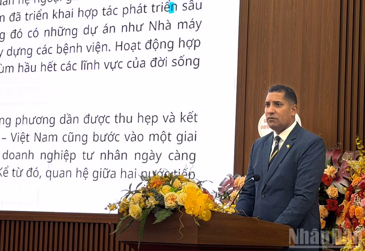 L'ambassadeur de Suède au Vietnam, Johan Ndisi, prend la parole lors de l'événement. Photo : NDEL
